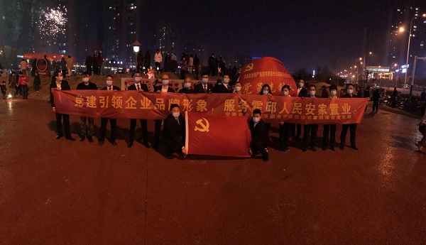 “党建引领企业品牌形象，，，服务霍邱人民安家置业”霍邱项目党支部开展春节送春联礼包活动